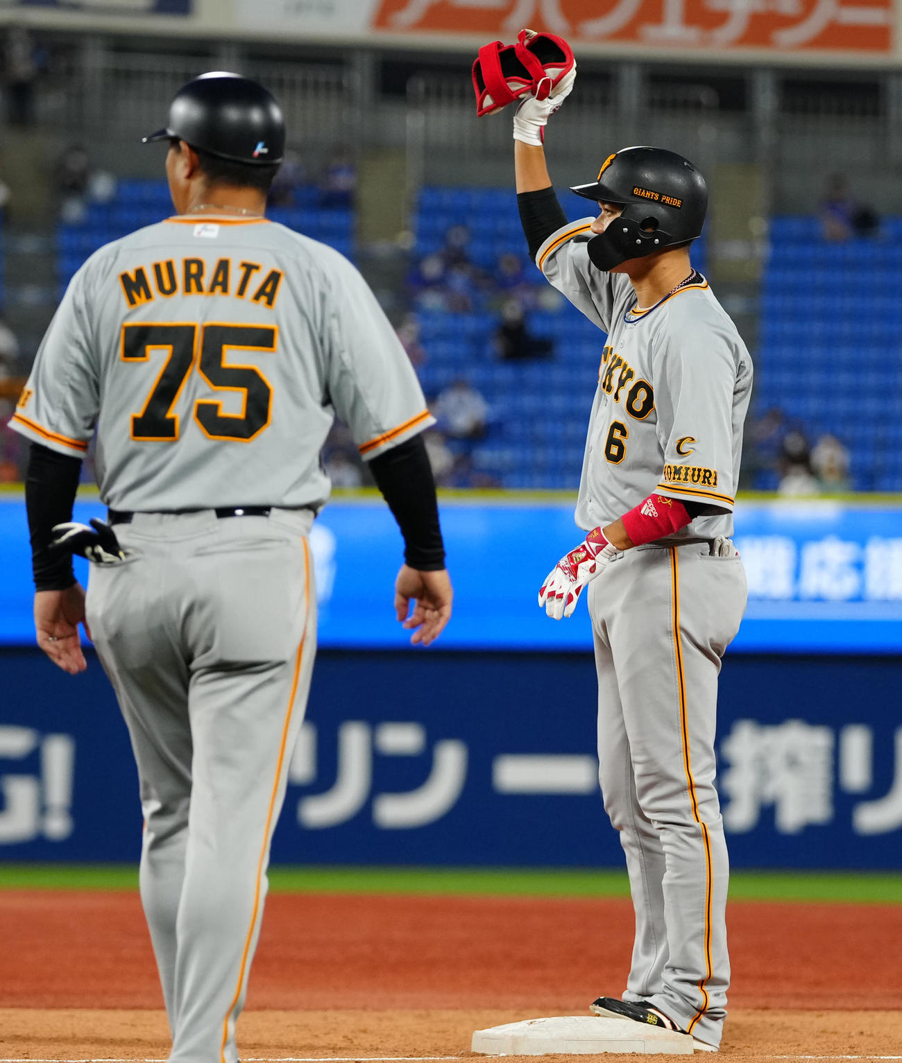 DeNA対巨人　3回表巨人1死満塁、先制適時打を放ち、ベンチに向かって手を上げる坂本（右）（撮影・江口和貴）
