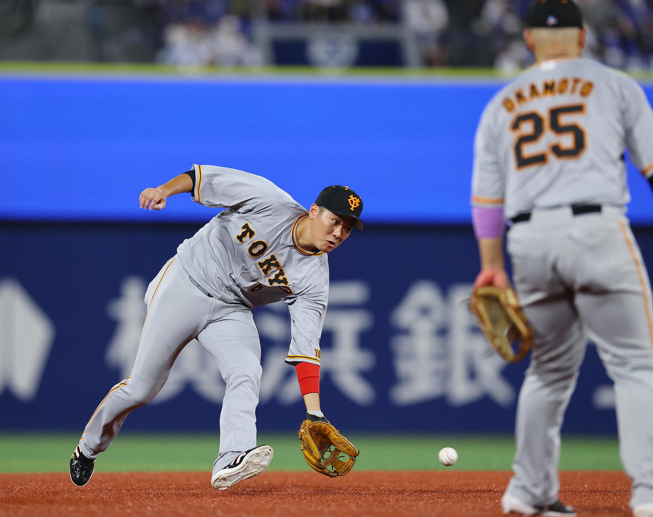 DeNA対巨人　4回裏DeNA2死、宮崎敏郎の遊ゴロをさばく坂本（撮影・垰建太）
