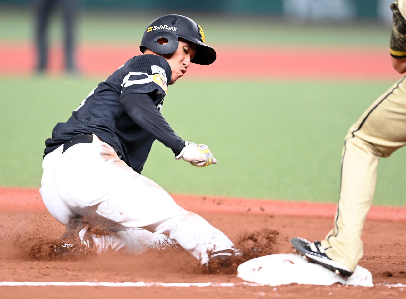 西武対ソフトバンク　4回表ソフトバンク1死二塁、打者柳町のとき、三盗を決める三森（撮影・たえ見朱実）