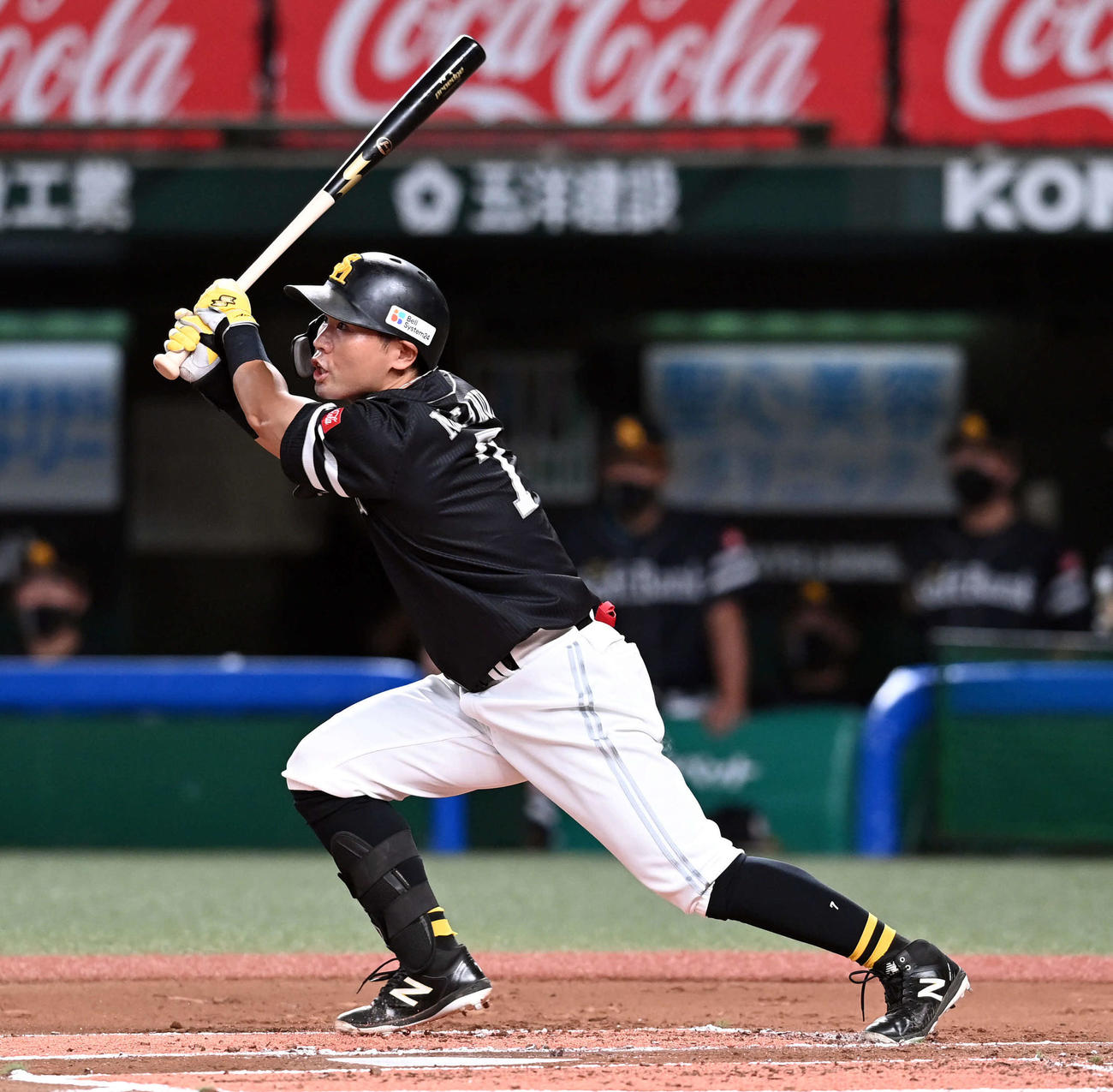 西武対ソフトバンク　1回表ソフトバンク2死二、三塁、中越え2点適時二塁打を放つ中村晃（撮影・たえ見朱実）