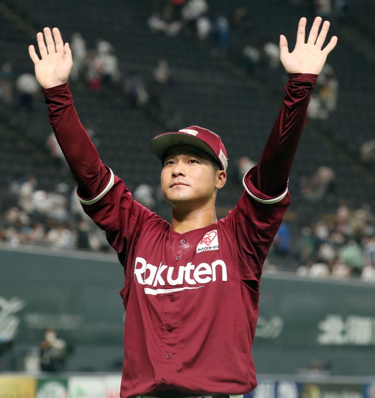 日本ハム対楽天　スタンド応援席のファンに手を振りながら引き揚げる茂木（撮影・佐藤翔太）
