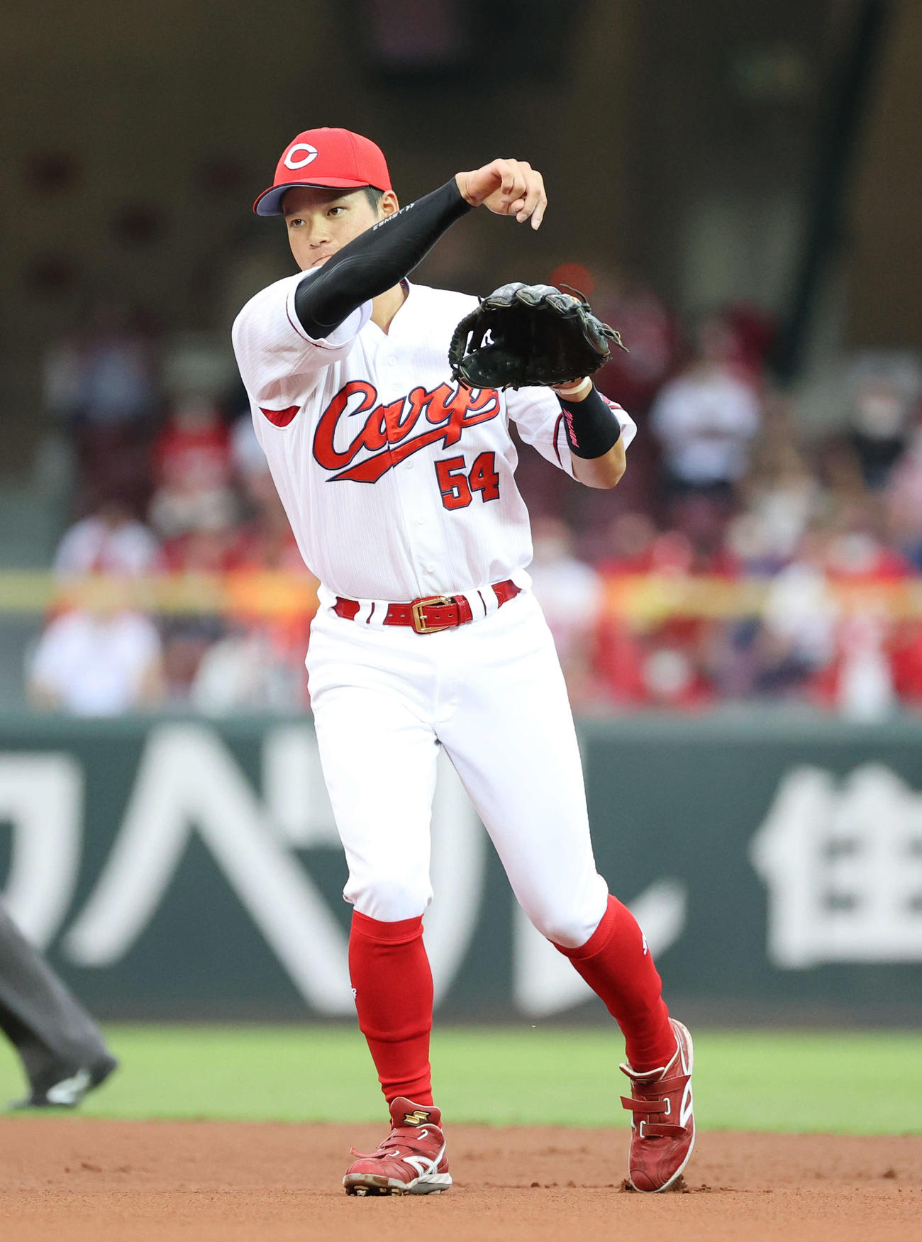 広島対中日　1回表中日無死、岡林の二ゴロを処理する韮沢（撮影・加藤孝規）