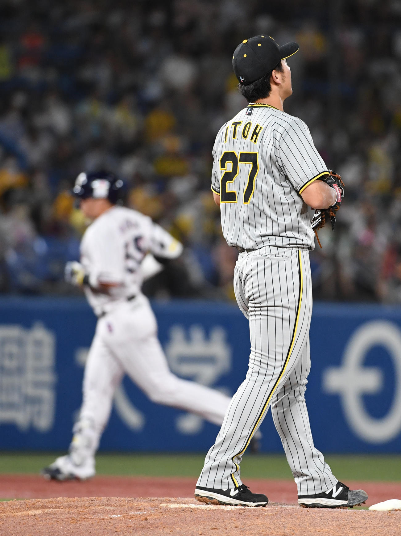 ヤクルト対阪神　3回裏ヤクルト2死一、三塁、村上に右越え3点本塁打を浴びた伊藤将（撮影・柴田隆二）