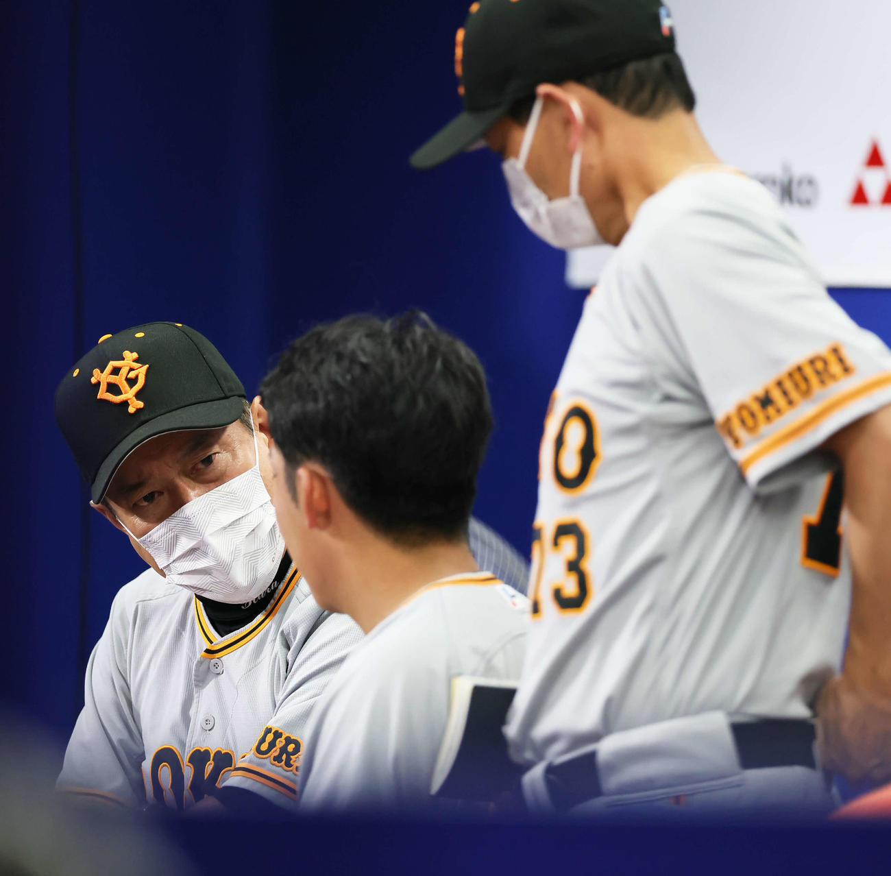 DeNA対巨人　6回、DeNAに勝ち越しを許した巨人赤星（中央）にベンチで声をかける原監督（左）。右は桑田投手チーフコーチ（撮影・足立雅史）