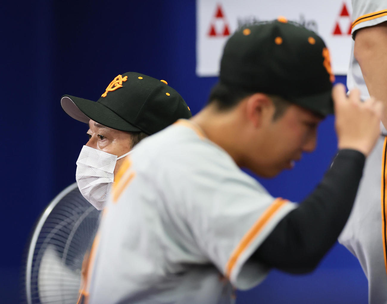 DeNA対巨人　6回、DeNAに勝ち越しを許した巨人赤星（手前）に厳しい表情で声をかけた原監督（撮影・足立雅史）