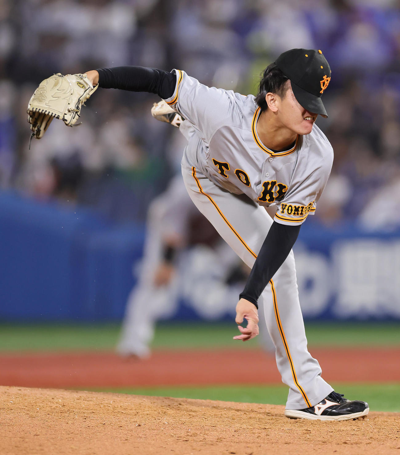DeNA対巨人　巨人3番手で登板し、帽子がずれながらも投球する井上（撮影・足立雅史）