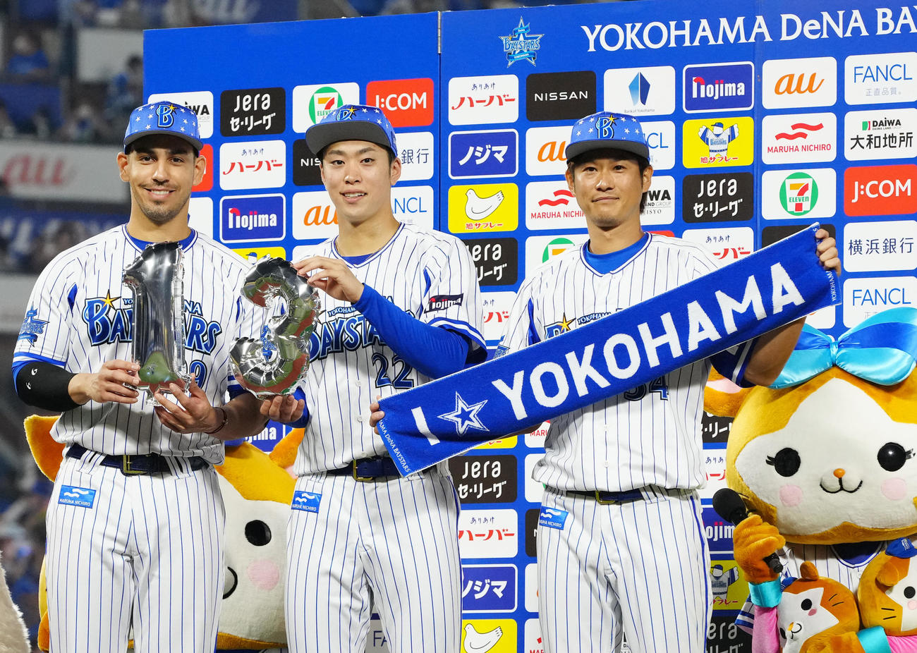 DeNA対巨人　本拠地13連勝で写真に納まるDeNAの選手たち。左からソト、入江、平田（撮影・江口和貴）
