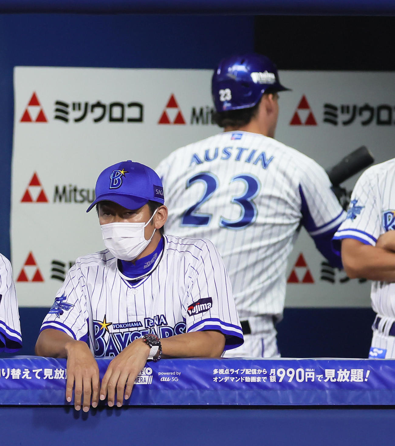 DeNA対巨人　5回裏DeNA無死一、二塁、代打オースティン（後方）は空振り三振に倒れベンチ裏に引き揚げる。手前は三浦監督（撮影・足立雅史）