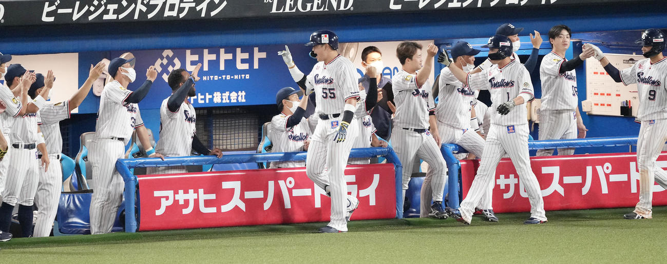 ヤクルト対阪神　3回裏ヤクルト2死一、三塁、先制の右越え3点本塁打を放った村上（中央）はナインと笑顔でハイタッチ（撮影・鈴木みどり）