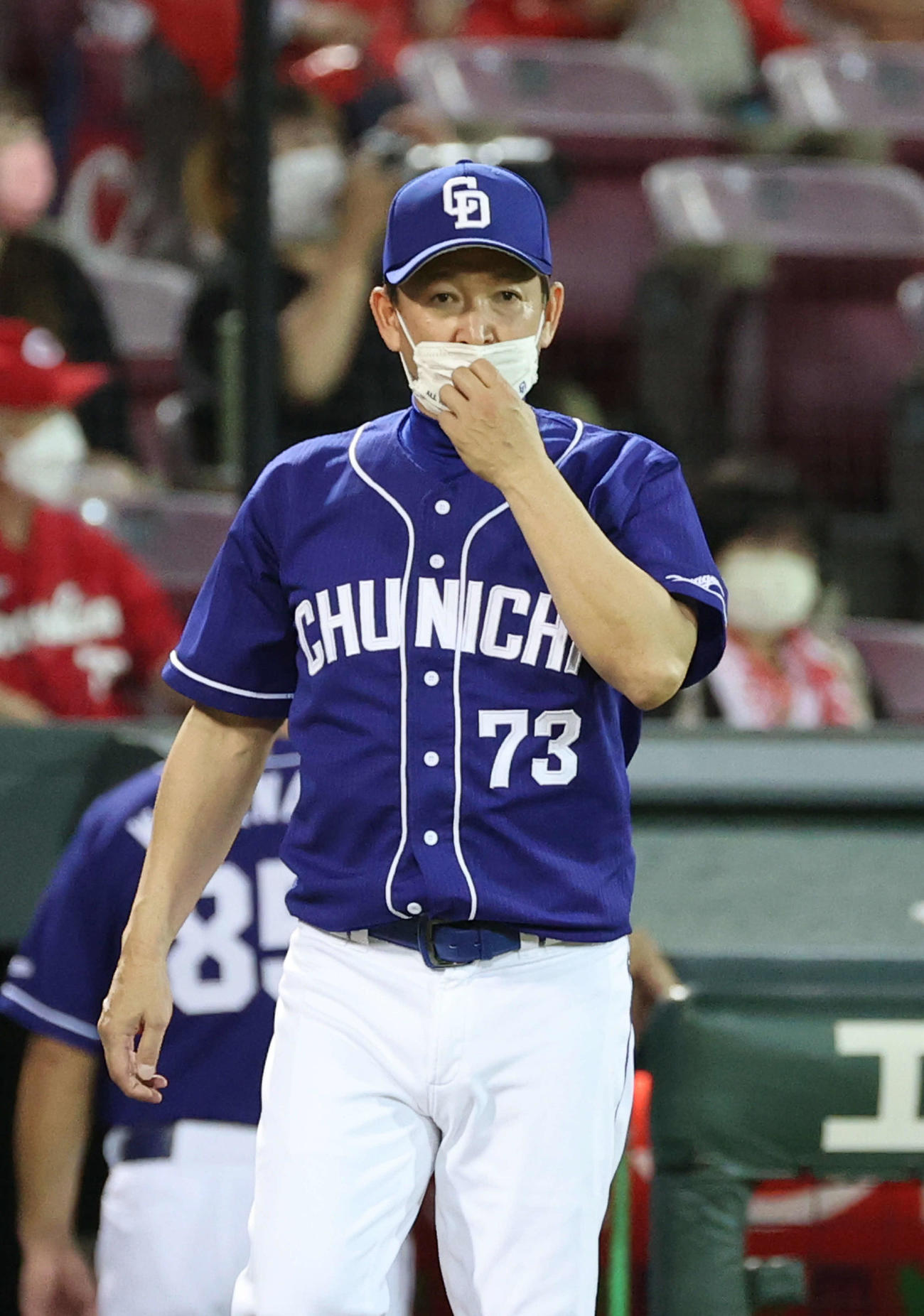広島対中日　5回表中日、交代を告げる立浪和義監督（撮影・加藤孝規）