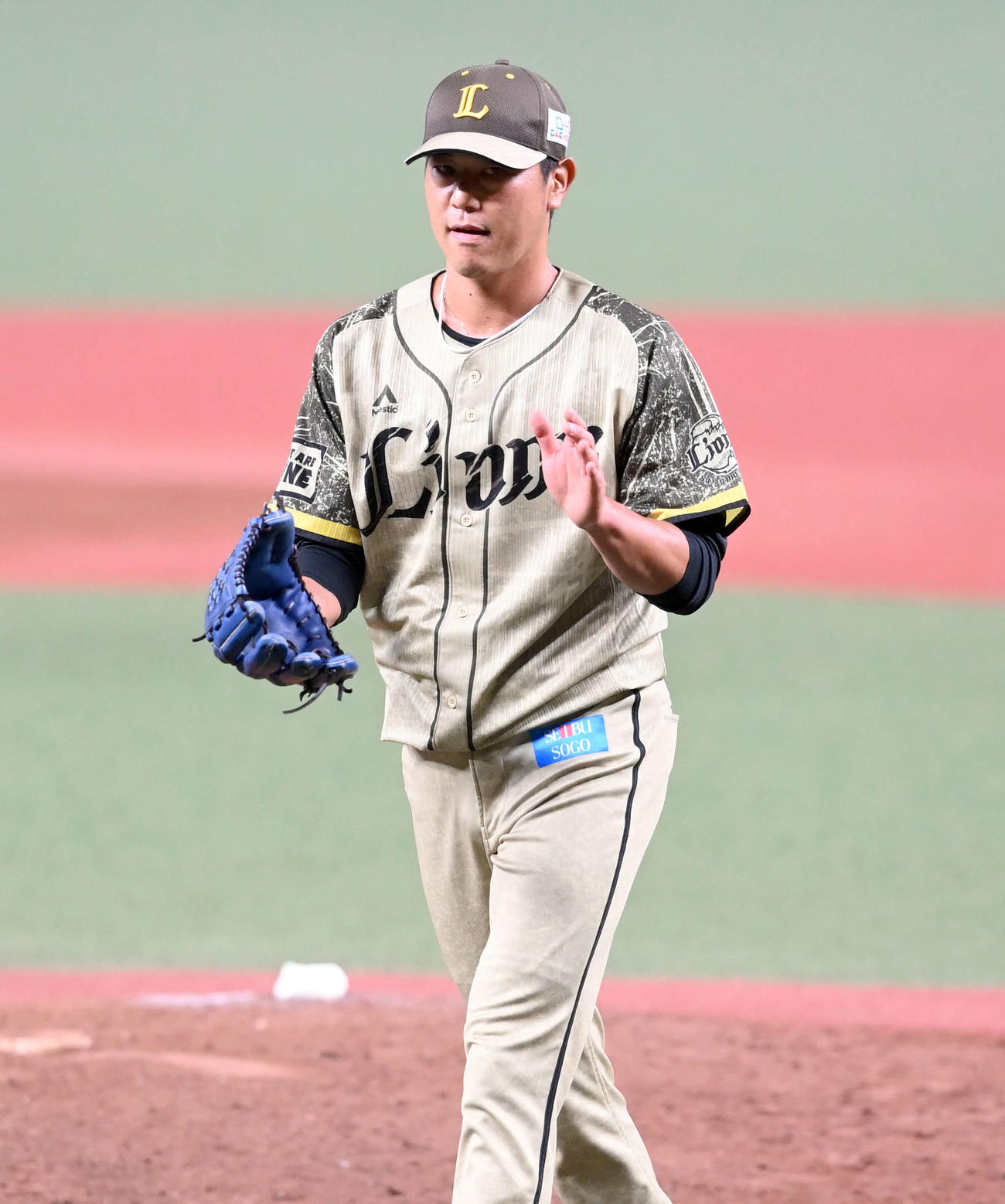 西武対ソフトバンク　8回から登板し、無失点に抑えてベンチに引き揚げる西武内海（撮影・たえ見朱実）