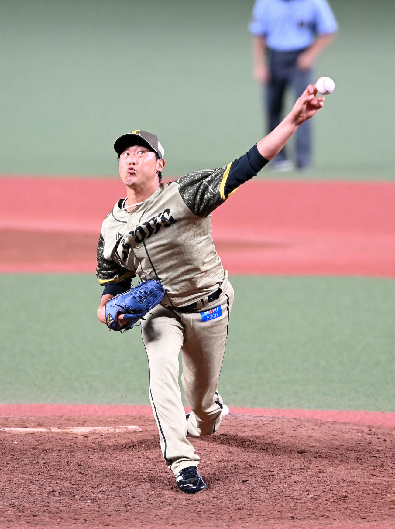 西武対ソフトバンク　8回からマウンドに上がった西武内海（撮影・たえ見朱実）