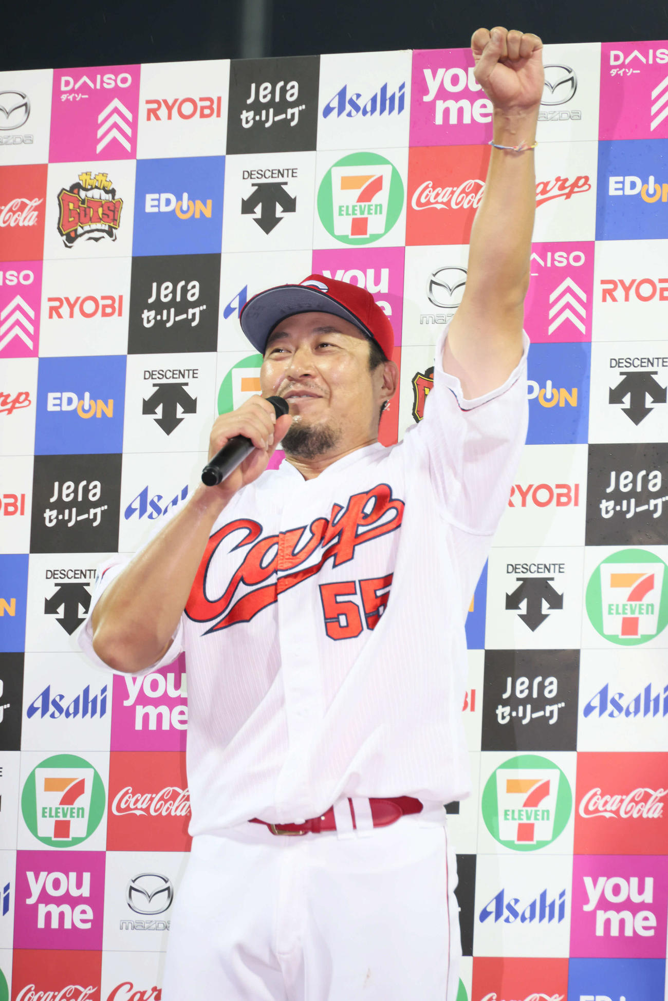 広島対中日　「鹿児島のじっちゃん、ばっちゃん、俺やったよ」とお立ち台でこぶしを突き上げる松山（撮影・加藤孝規）