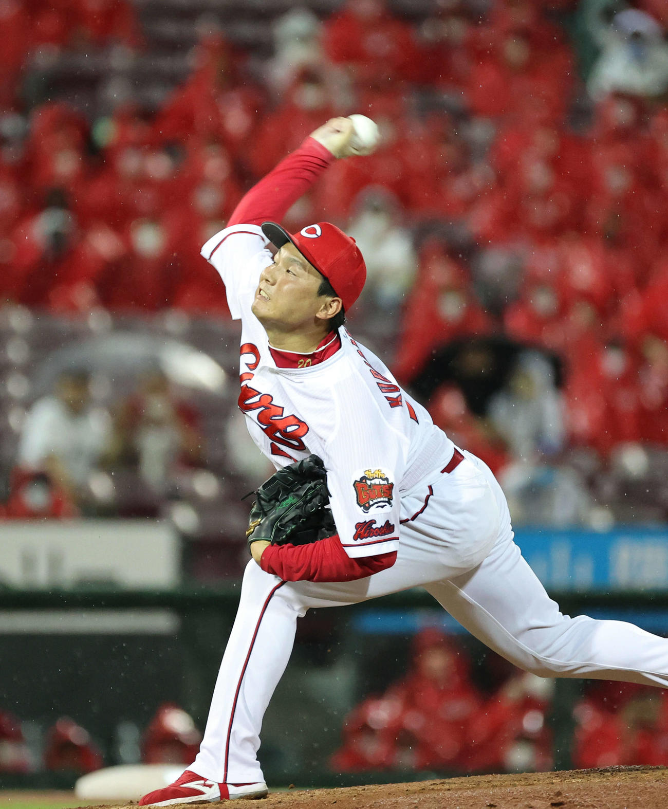 広島対中日　10回表中日、力投する広島栗林（撮影・加藤孝規）
