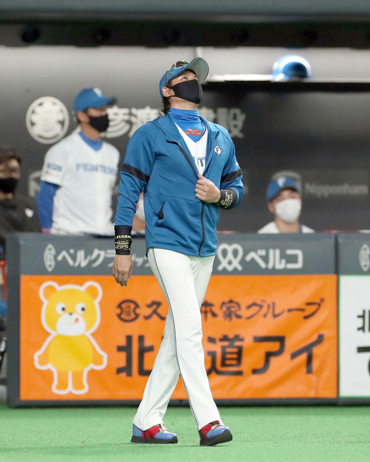 日本ハム対楽天　勝ち越しを許し天を仰ぎながら選手交代を告げに向かう新庄監督（撮影・佐藤翔太）
