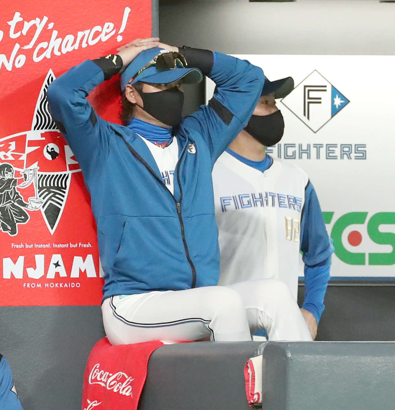日本ハム対楽天　追加点を許し頭をかかえる新庄監督（撮影・佐藤翔太）