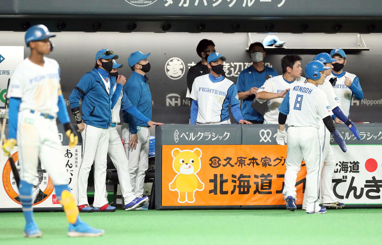 日本ハム対楽天　3回裏日本ハム2死一、二塁、今川の打球がフェンスに挟まり逆転打が同点打となりぼうぜんとする新庄監督（左から2人目）ら選手たち（撮影・佐藤翔太）