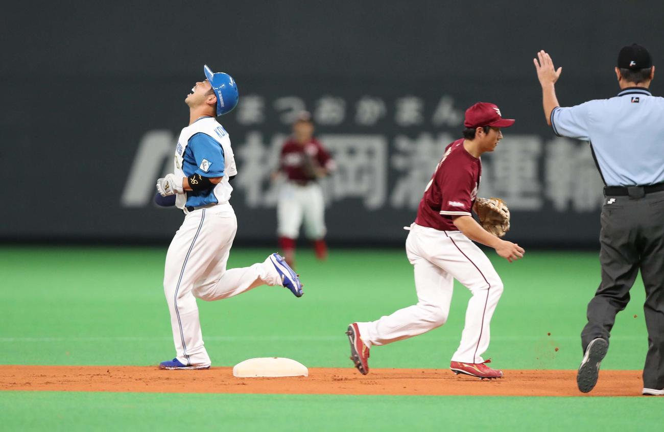 日本ハム対楽天　1回裏日本ハム1死一塁、野村の打球が当たり天を仰ぐ一塁走者近藤（撮影・黒川智章）