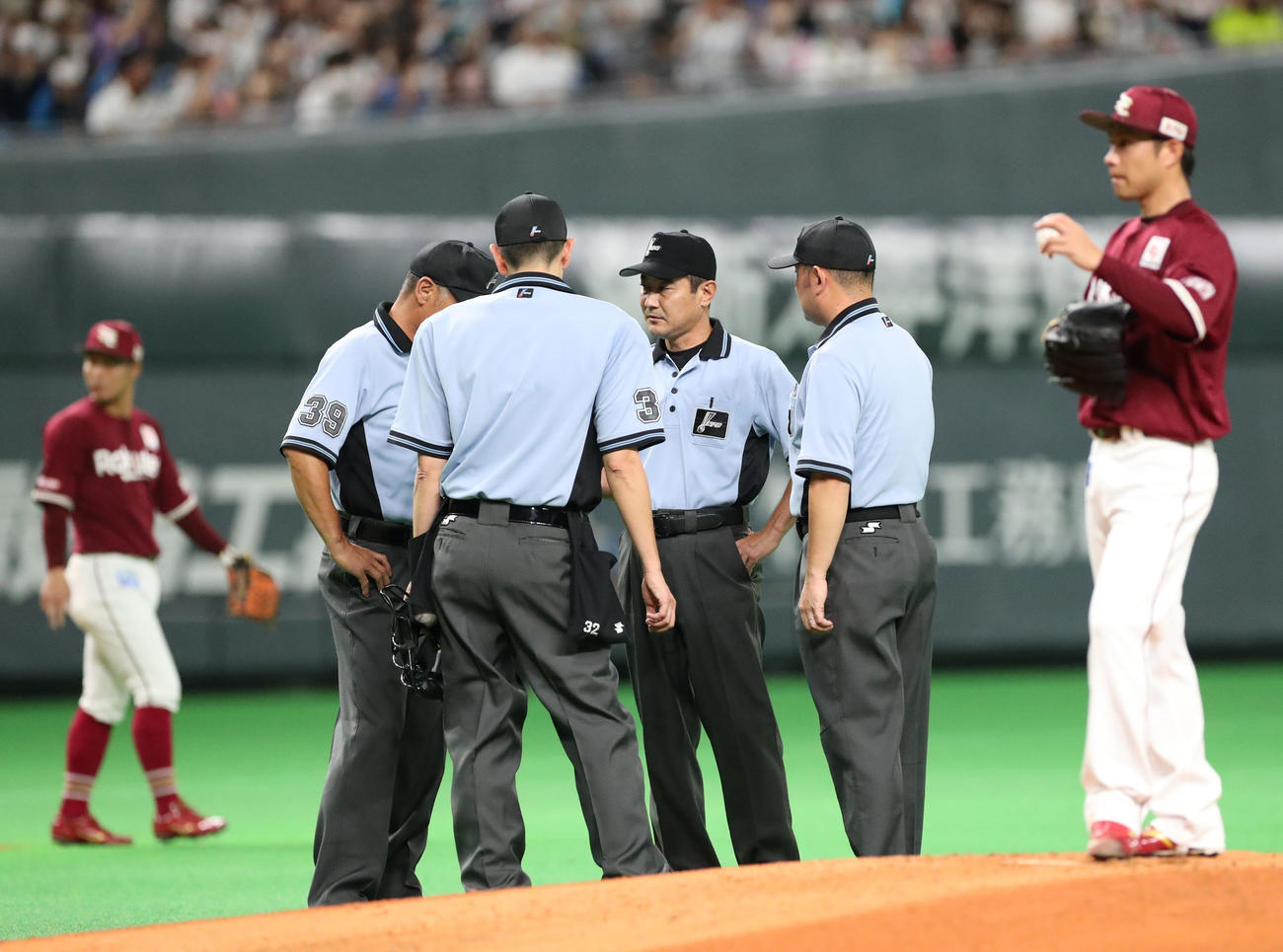 日本ハム対楽天　3回裏日本ハム2死一、二塁、今川の打球が左翼フェンスに挟まり審議する審判団（撮影・佐藤翔太）