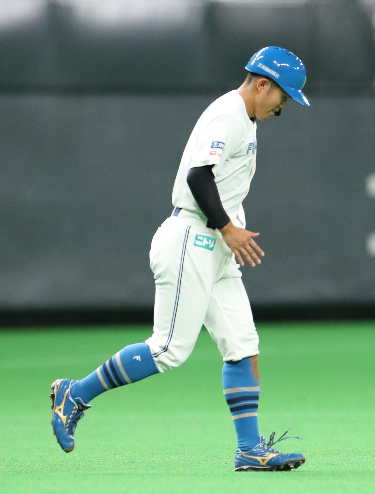 日本ハム対楽天　3回裏日本ハム2死一、二塁、打球がフェンスに挟まり逆転打が同点打となりうつむきながら二塁に戻る今川（撮影・佐藤翔太）