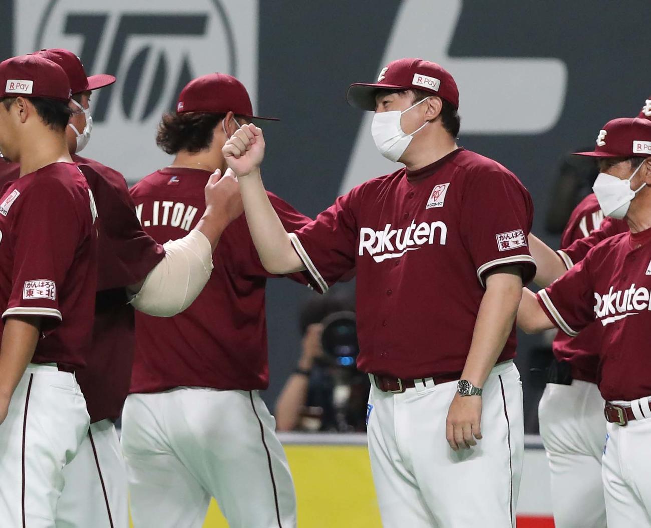 日本ハム対楽天　試合後、ナインを出迎える石井GM兼監督（撮影・黒川智章）