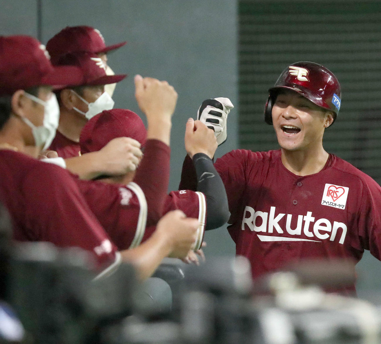 日本ハム対楽天　7回表楽天2死三塁、鈴木大の中前適時打で生還し、ナインに迎えられる茂木（右）（撮影・佐藤翔太）