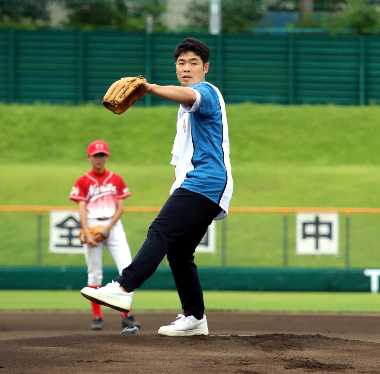 始球式に臨んだ日本ハム近藤（撮影・永野高輔）