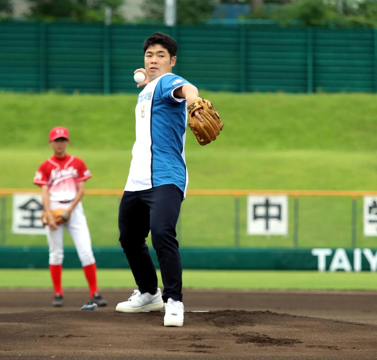 始球式に臨んだ日本ハム近藤（撮影・永野高輔）