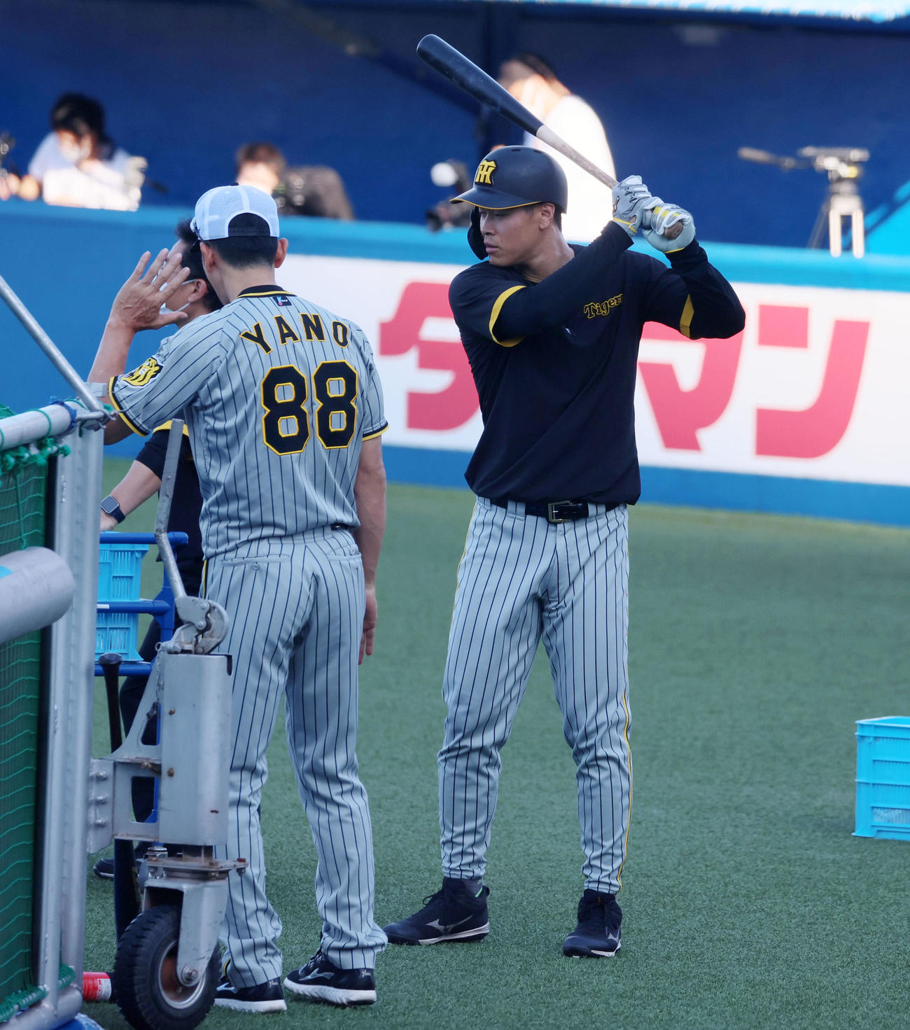 ヤクルト対阪神　佐藤輝(右）にアドバイスを送る矢野監督（撮影・加藤哉）