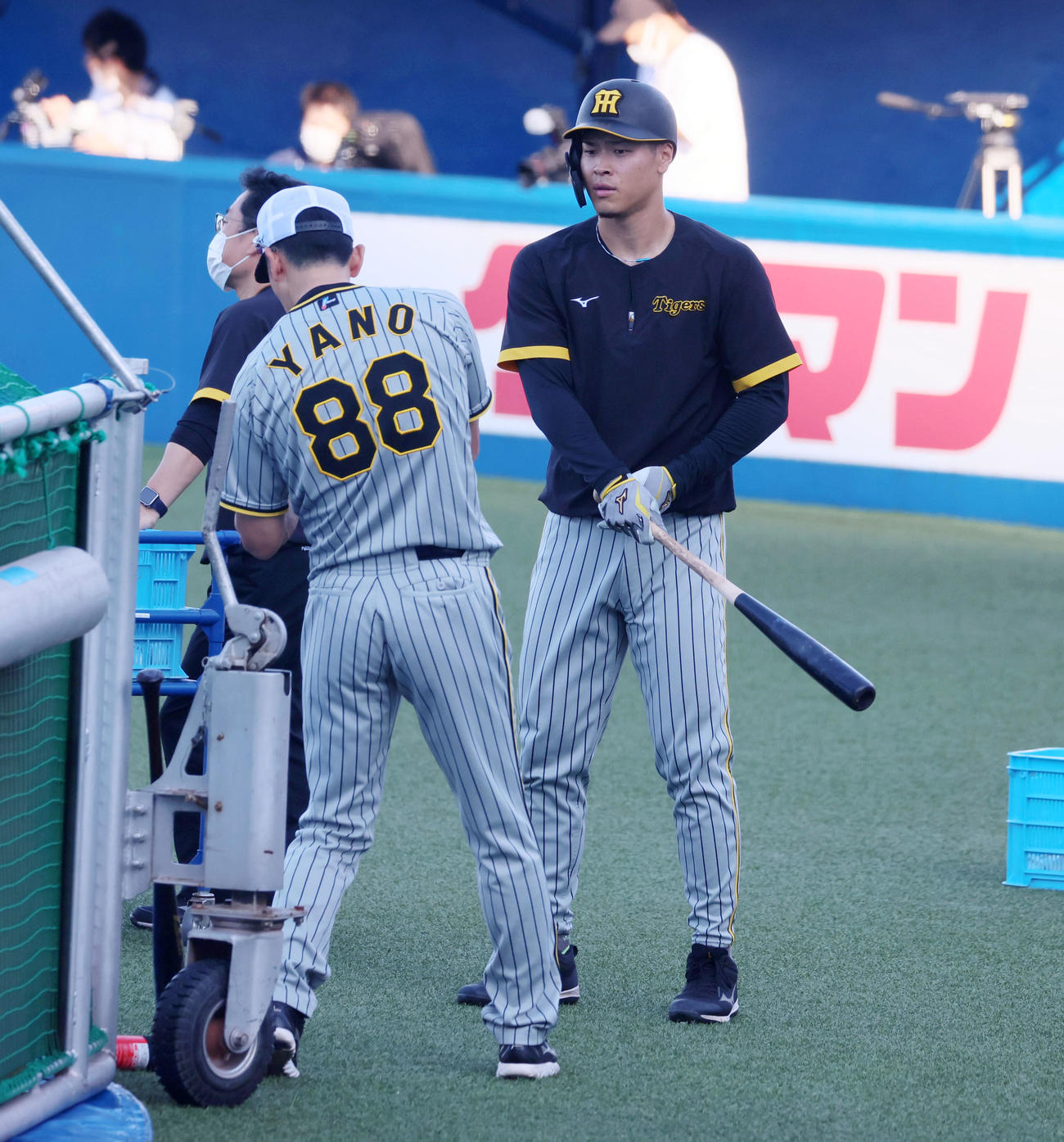 ヤクルト対阪神　佐藤輝(右）にアドバイスを送る矢野監督（撮影・加藤哉）