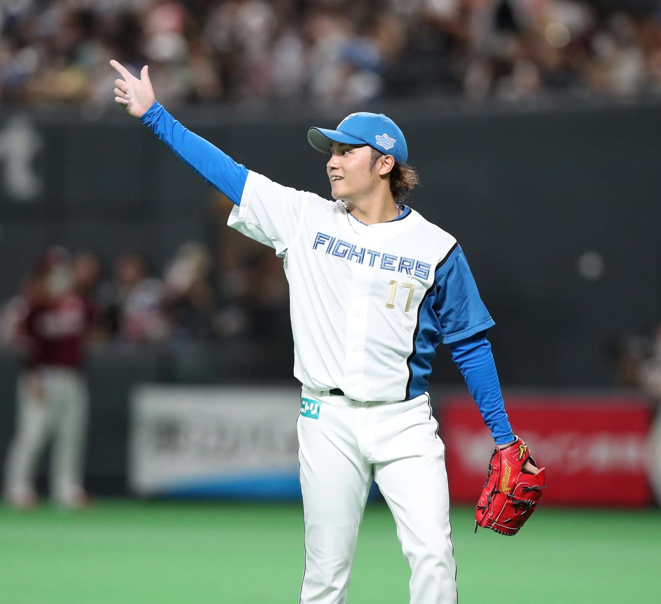 日本ハム対楽天　1回表、好守を見せた今川に向かってポーズをとる伊藤（撮影・黒川智章）
