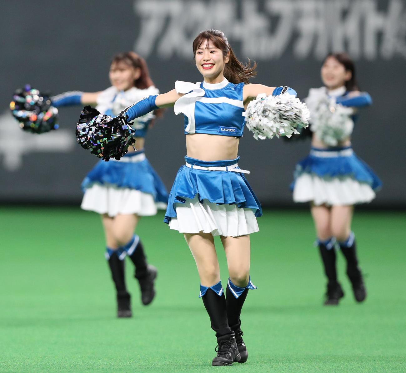 日本ハム対楽天　オープニングダンスを披露するファイターズガール（撮影・黒川智章）