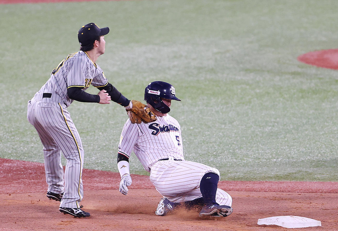 ヤクルト対阪神　2回裏ヤクルト無死一塁、二盗でセーフになった村上（右）だが、リクエストの結果アウトの判定となる。左は山本（撮影・狩俣裕三）
