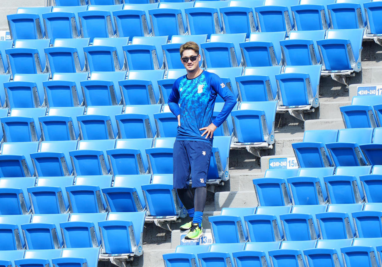 スタンドの階段で試合前練習を行うDeNA三上朋也（2022年8月16日撮影）