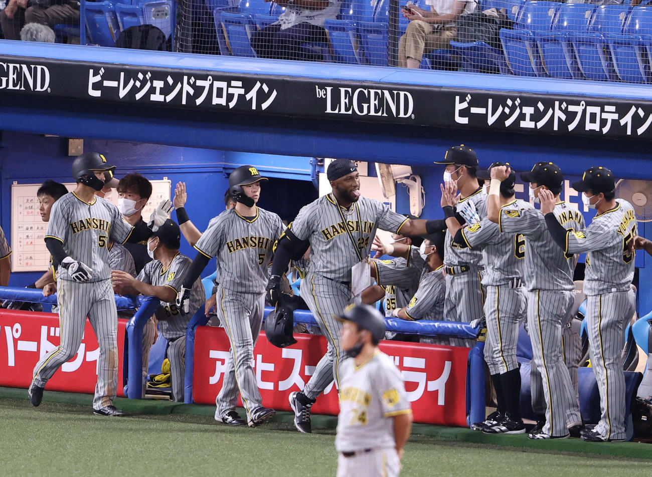 ヤクルト対阪神　3回表阪神2死一、二塁、先制3点本塁打を放ち、チームメートに迎えられるロハス・ジュニア（中央）（撮影・狩俣裕三）