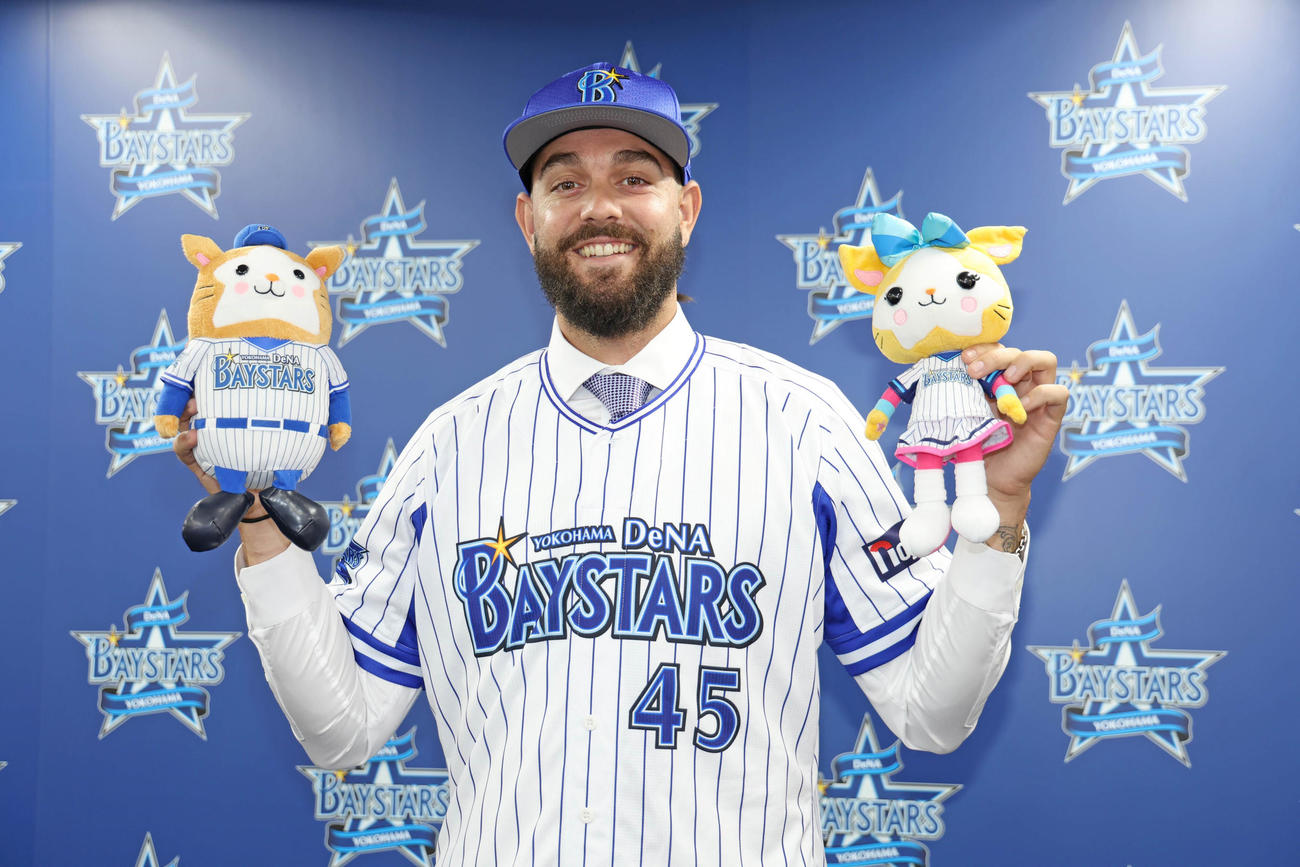 22年8月14日、入団会見で笑顔を見せるDeNAガゼルマン（代表撮影）