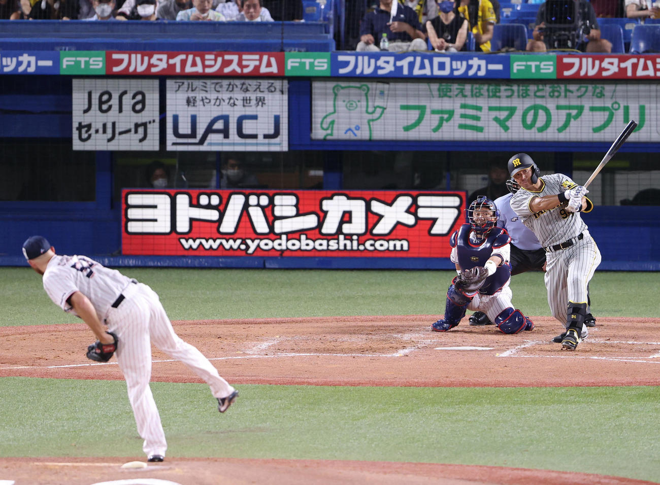 ヤクルト対阪神　4回表阪神無死、ソロ本塁打を放つ原口。投手サイスニード（撮影・狩俣裕三）