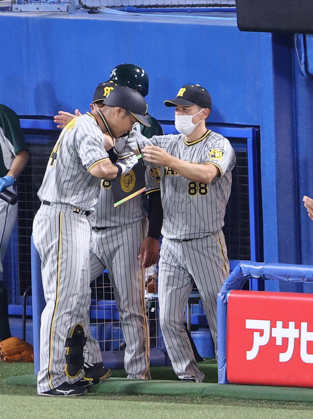 ヤクルト対阪神　4回表阪神無死、ソロ本塁打を放った原口（左）を迎える矢野監督（撮影・狩俣裕三）