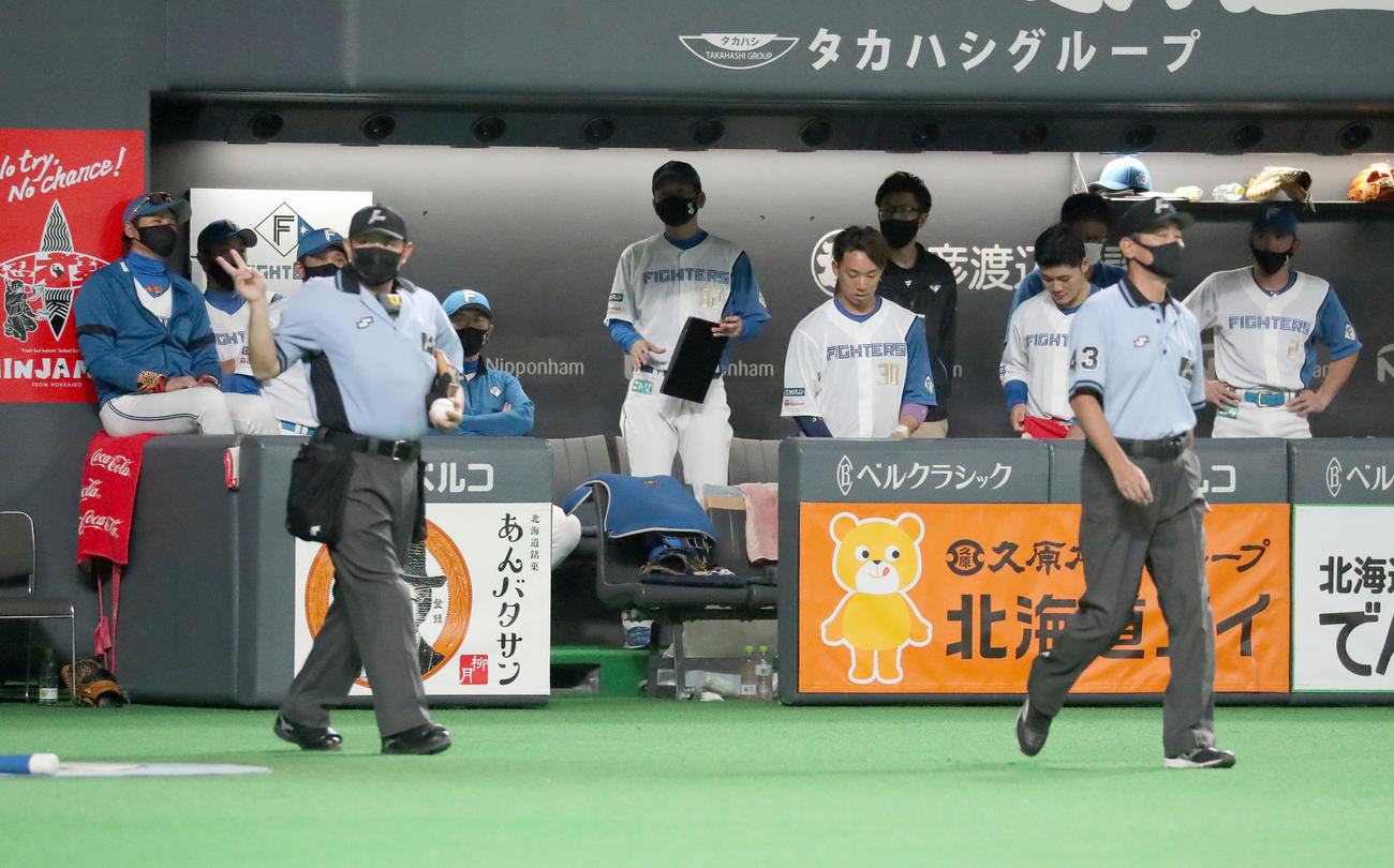 日本ハム対楽天　4回裏日本ハム2死二塁、上川畑の右前打で本塁生還を試みた近藤の判定が覆らず肩を落とす新庄監督（左）と選手たち（撮影・佐藤翔太）
