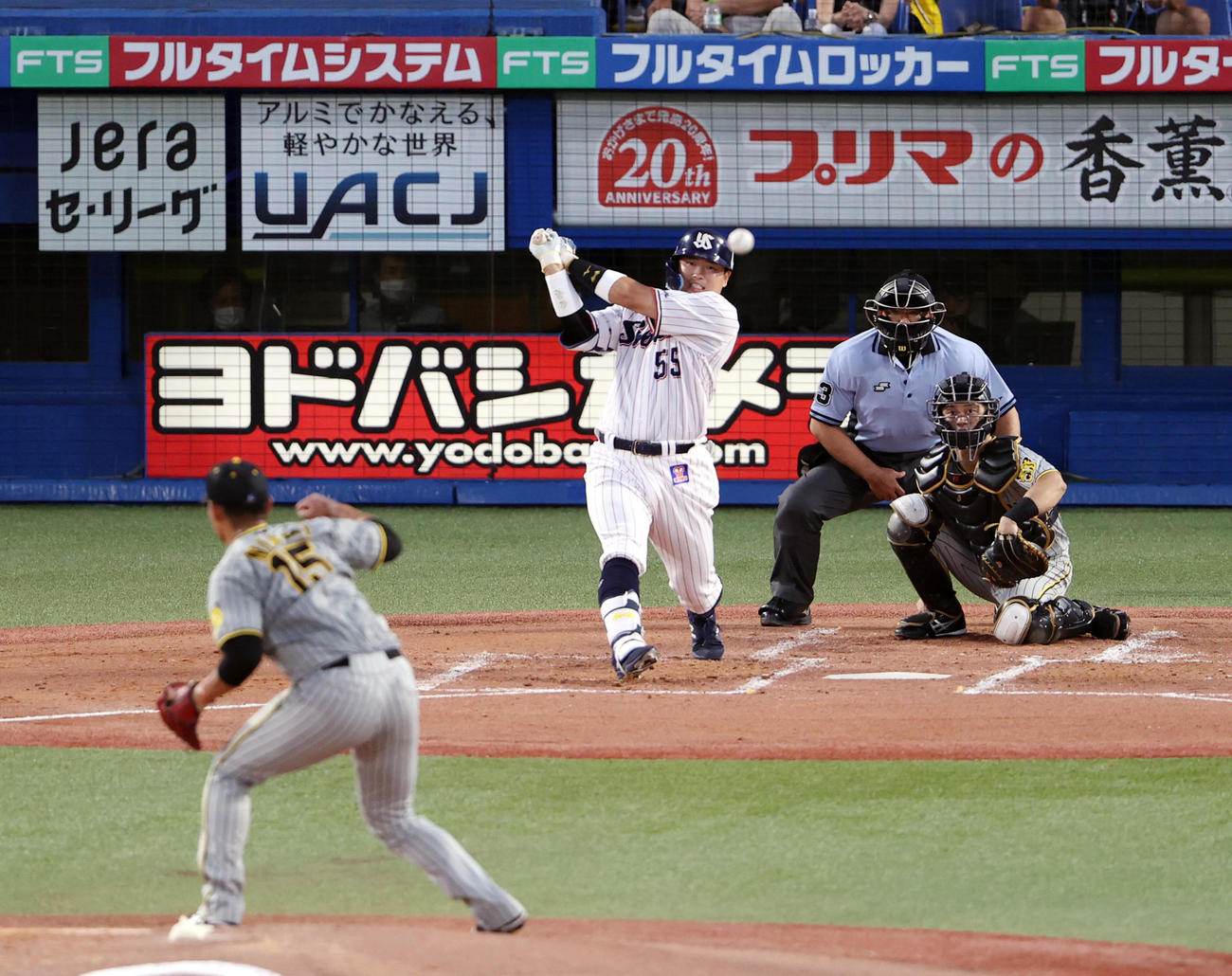 ヤクルト対阪神　2回裏ヤクルト無死、中前打を放つ村上。投手西純（撮影・狩俣裕三）