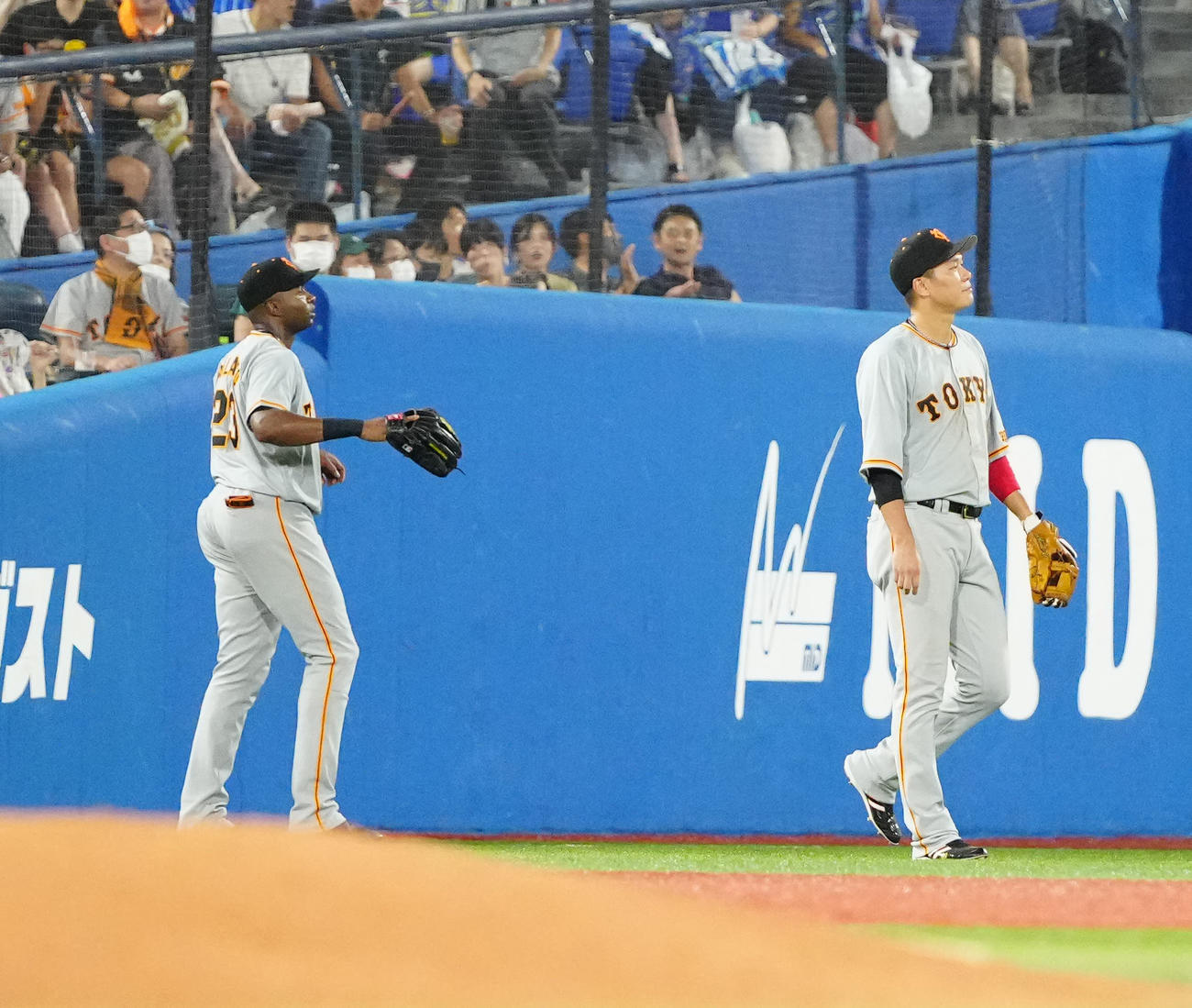 DeNA対巨人　6回裏DeNA無死一塁、楠本の打球を見合い、左前打を許した遊撃手坂本（右）と左翼手ポランコ（撮影・江口和貴）