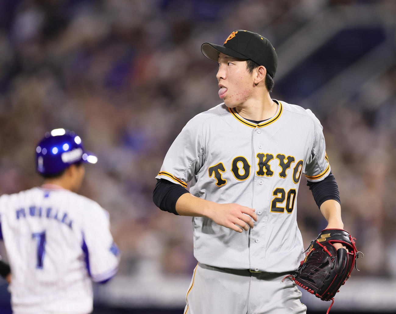 DeNA対巨人　6回裏DeNA1死一、三塁、牧に中越え適時二塁打を許した戸郷（撮影・足立雅史）