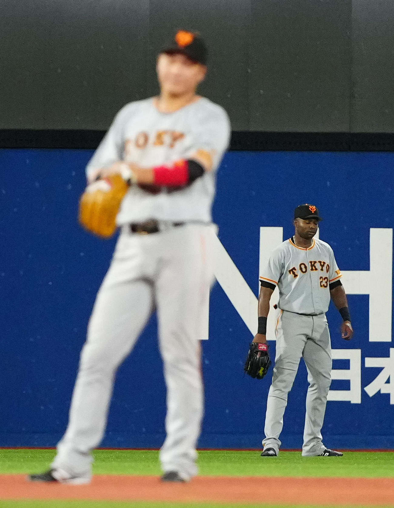 DeNA対巨人　6回裏DeNA無死一塁、楠本の打球を遊撃手坂本（手前）と見合い、左前打を許した左翼手ポランコ（撮影・江口和貴）