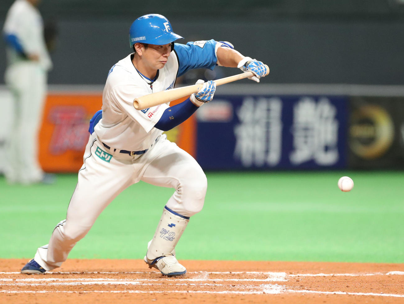 日本ハム対楽天　7回裏日本ハム1死二、三塁、松本剛は同点となるスクイズを決める（撮影・佐藤翔太）