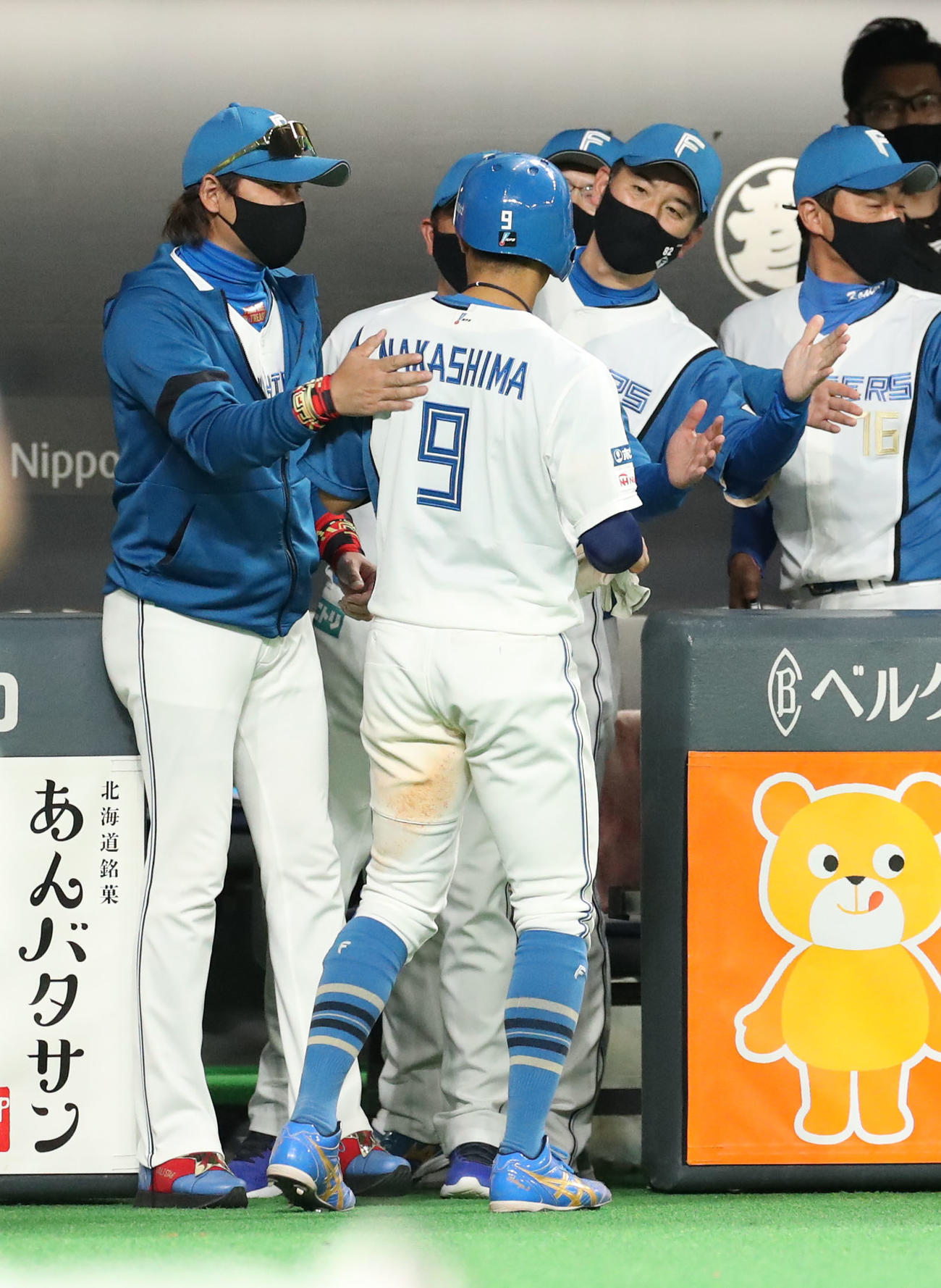 日本ハム対楽天　7回裏日本ハム1死二、三塁、松本剛の同点となるスクイズで生還した中島を出迎える新庄監督（左）（撮影・佐藤翔太）