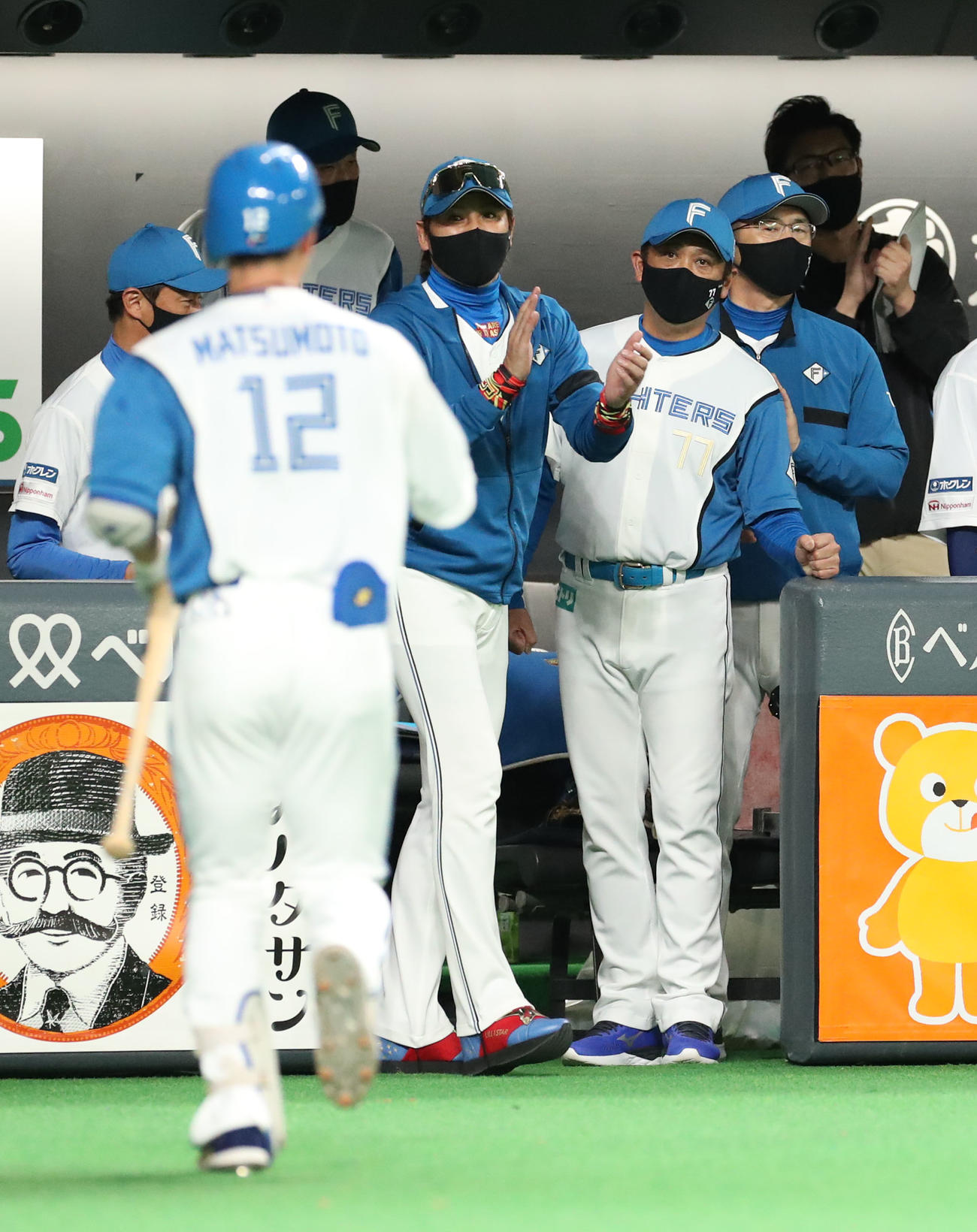 日本ハム対楽天　7回裏日本ハム1死二、三塁、同点となるスクイズを決めた松本剛を出迎える新庄監督（撮影・佐藤翔太）