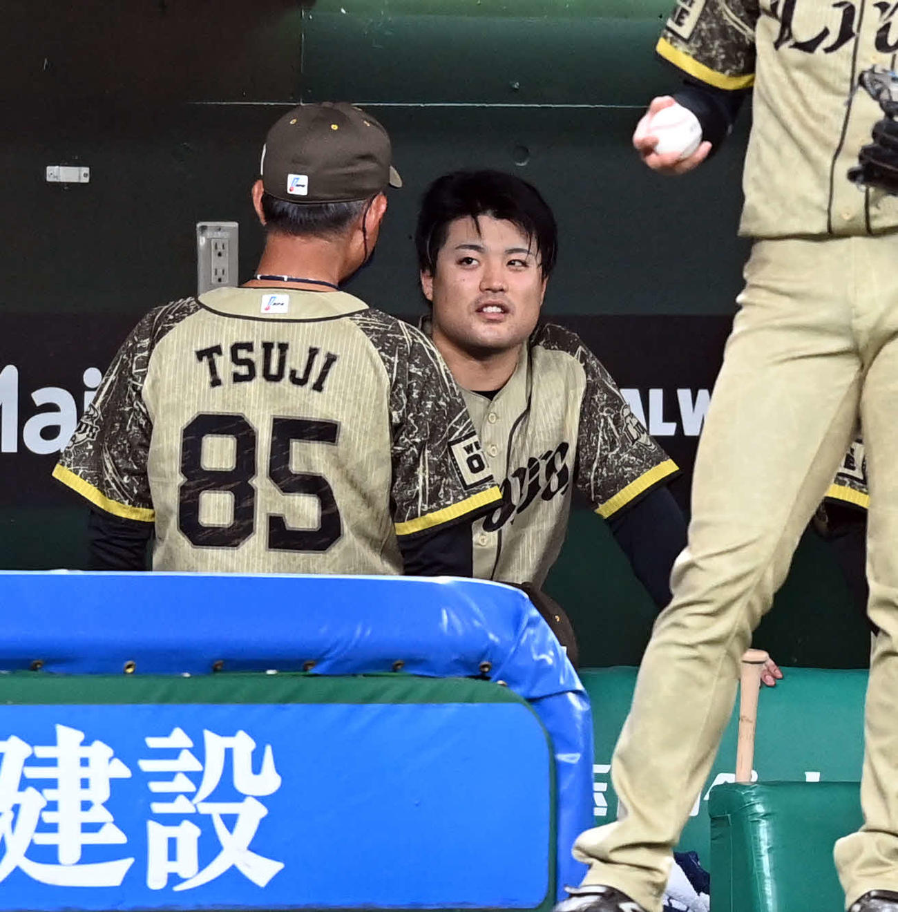 西武対ソフトバンク　6回途中で降板した西武の先発松本は、辻監督と話をする（撮影・たえ見朱実）