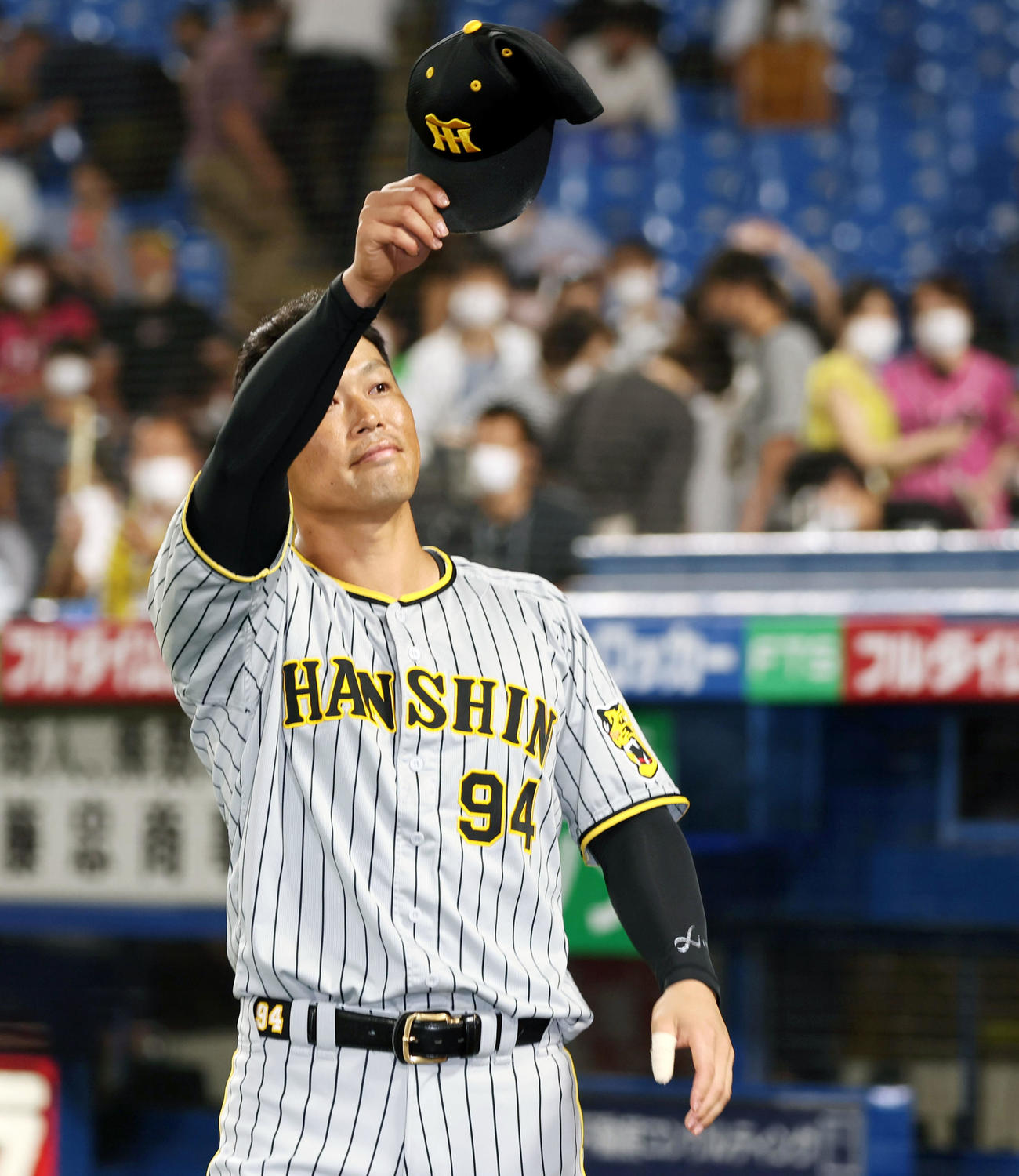 ヒーローインタビューを終えてあいさつする原口（撮影・加藤哉）