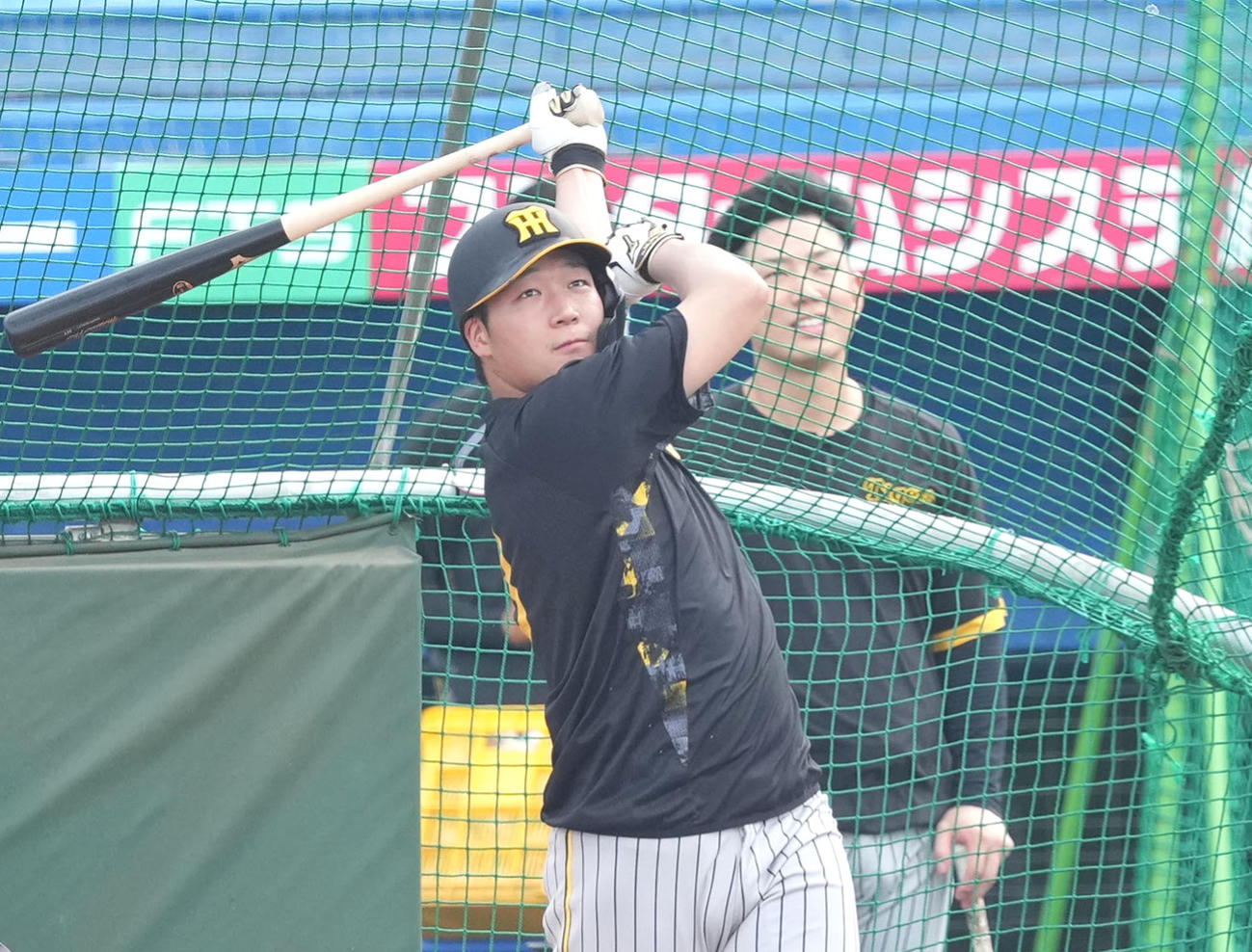 16日、試合前練習でフリー打撃する阪神大山悠輔