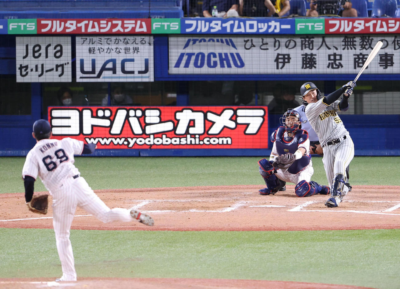 ヤクルト対阪神　7回表阪神2死満塁、2点適時打を放つ陽川。投手今野（撮影・狩俣裕三）